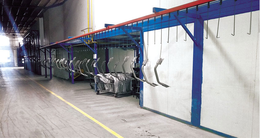 Fully automatic closed powder spraying production line