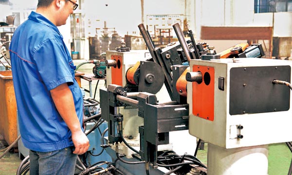High-precision large-scale CNC bending machine